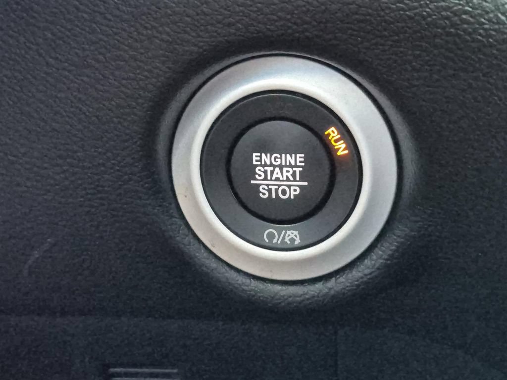 Used 2025 Chrysler Pacifica Select FWD image 24