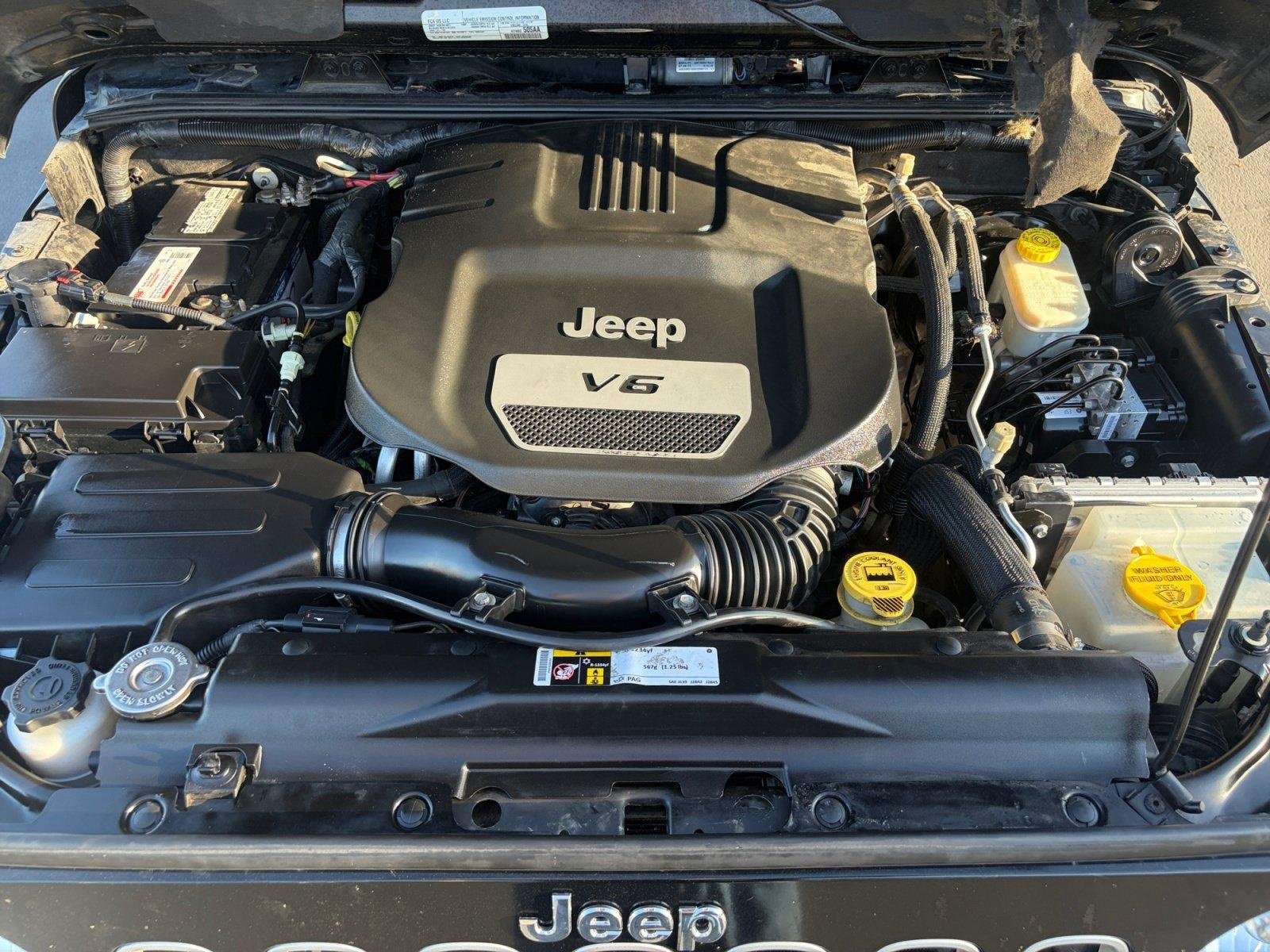 Used 2016 Jeep Wrangler Unlimited Sahara w/ Connectivity Group AWD/4WD image 27