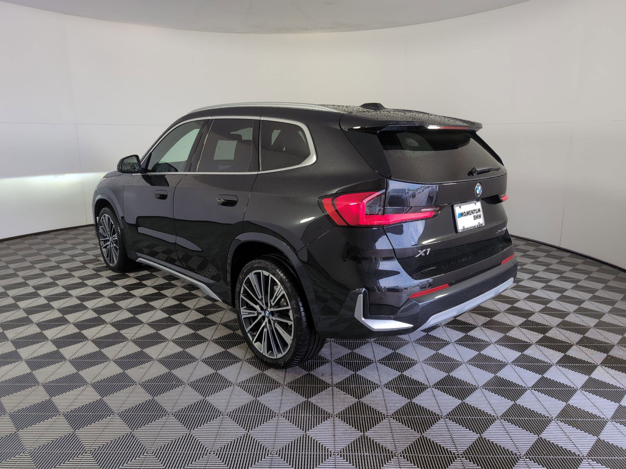 Used 2025 BMW X1 xDrive28i w/ Premium Package AWD/4WD image 3