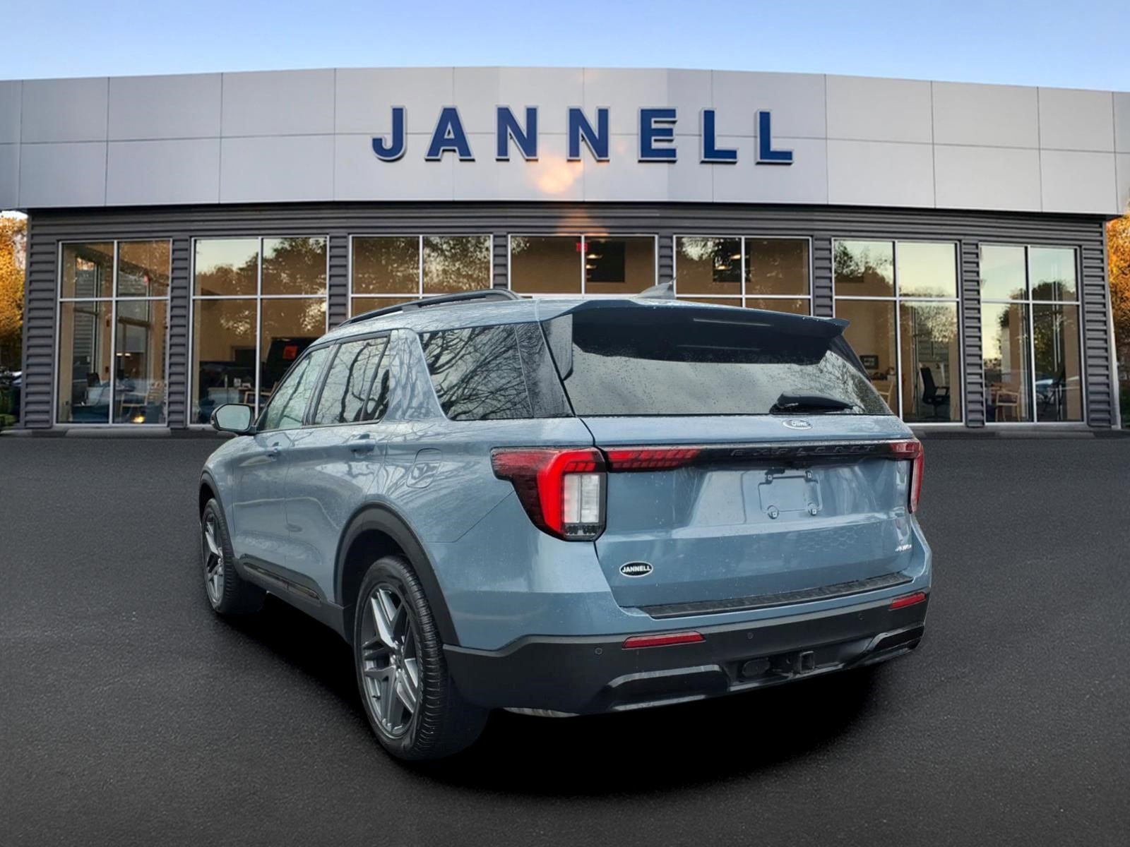 Used 2025 Ford Explorer ST-Line w/ ST-Line Street Pack AWD/4WD image 7