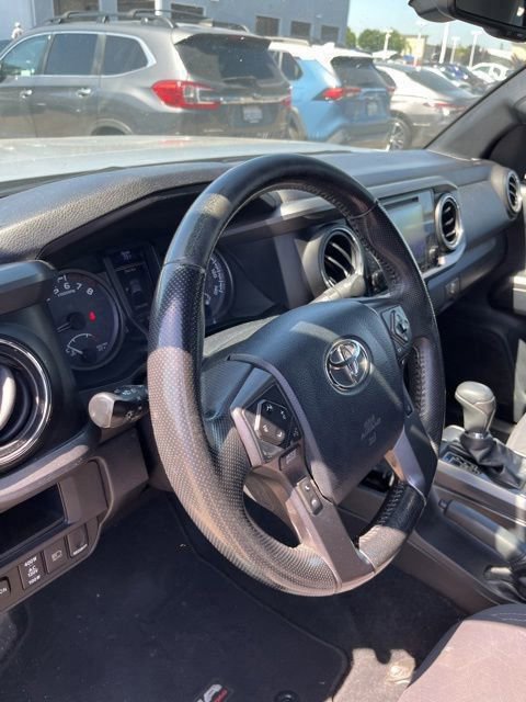 Used 2019 Toyota Tacoma TRD Off-Road w/ Technology Package AWD/4WD image 11