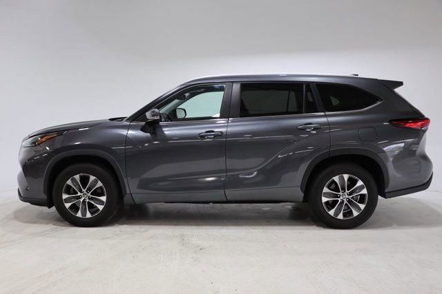 Used 2023 Toyota Highlander XLE image 4