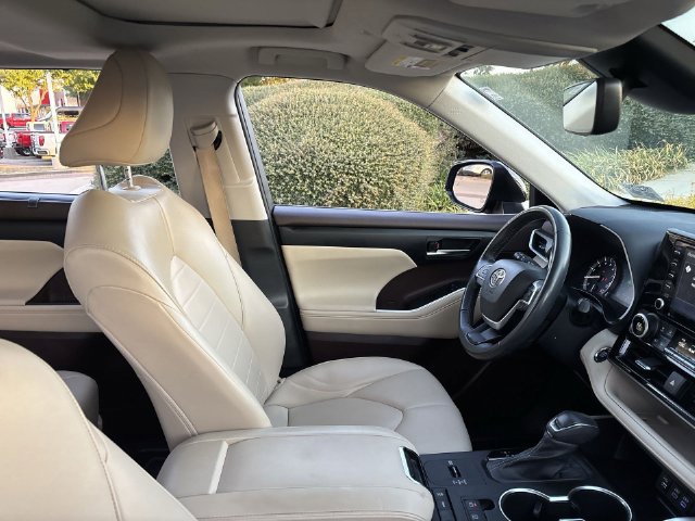 Used 2022 Toyota Highlander XLE FWD image 17