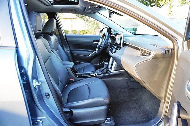 Used 2023 Toyota Corolla Cross XLE w/ Convenience Package image 11