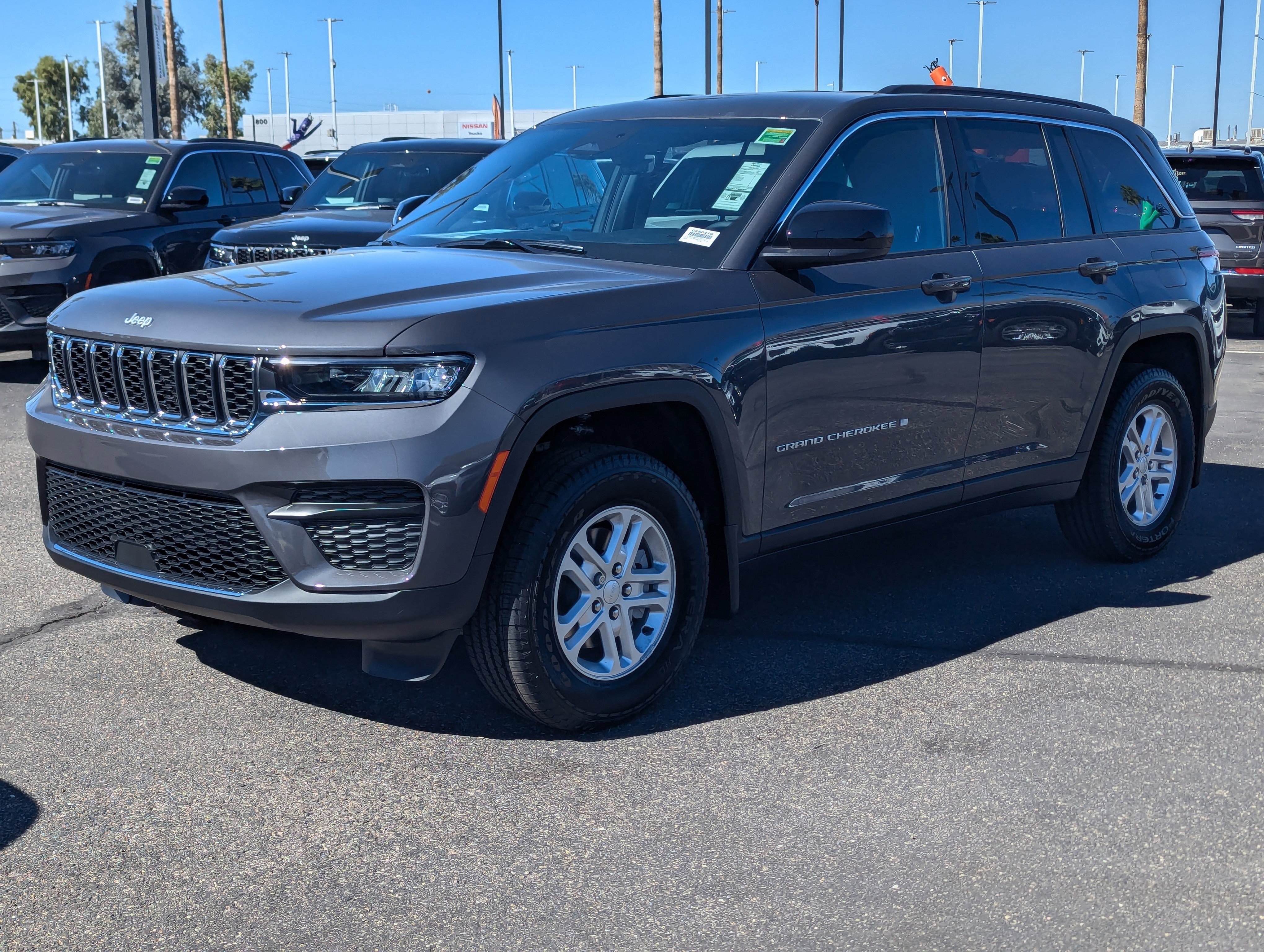 New 2025 Jeep Grand Cherokee Laredo w/ Luxury Tech Group I image 5
