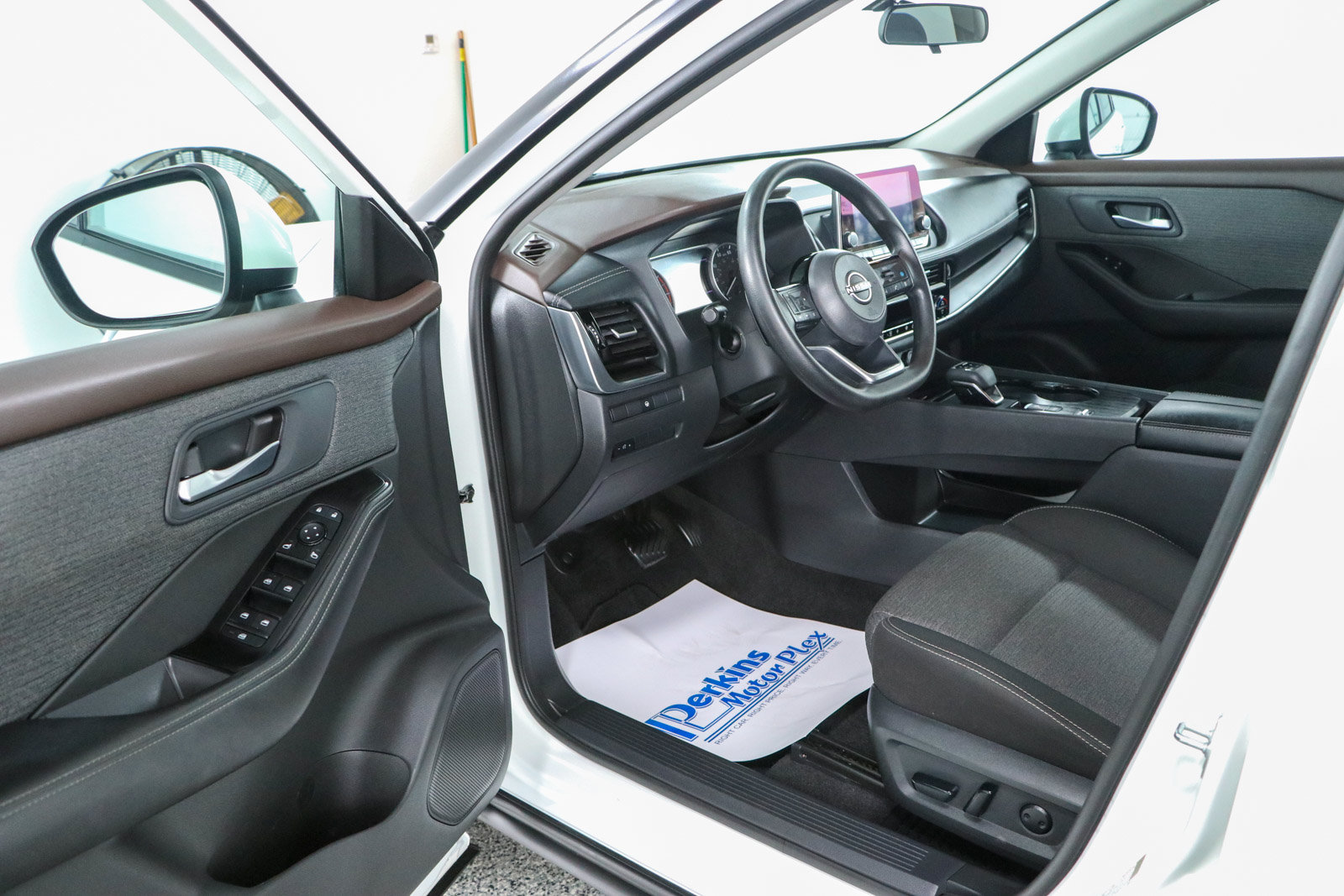 Used 2022 Nissan Rogue SV FWD image 3