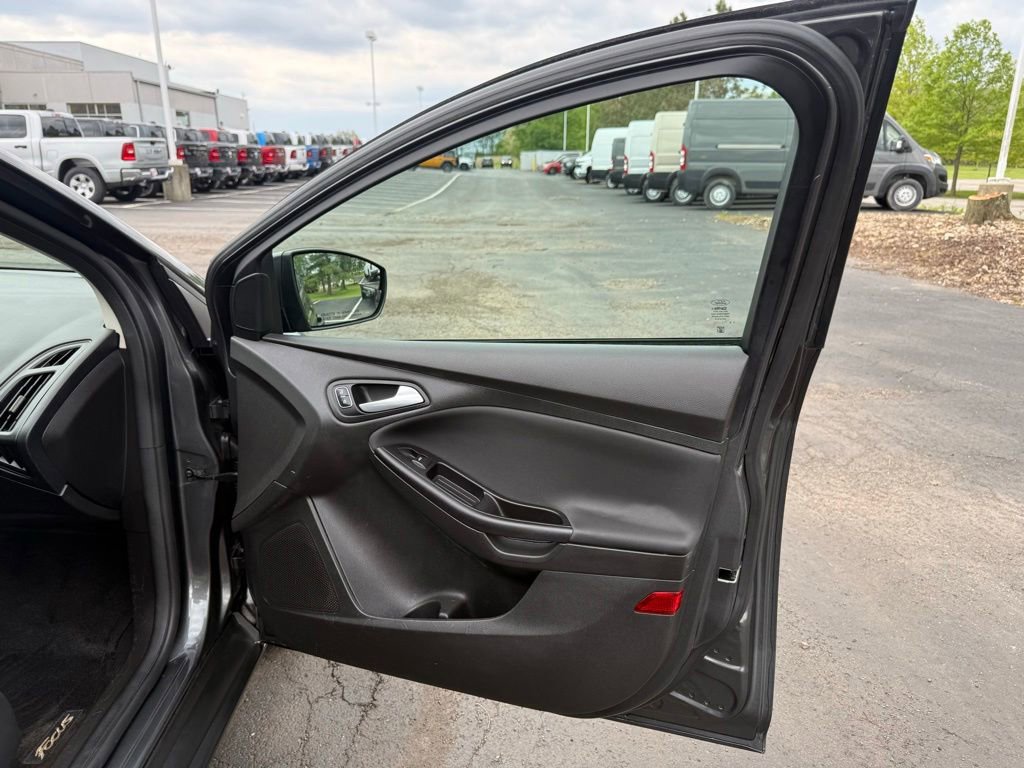 Used 2017 Ford Focus SE FWD image 42