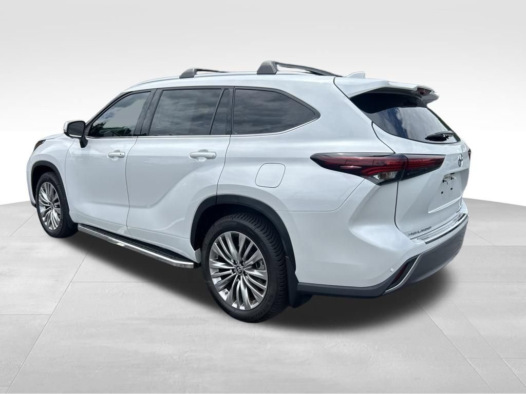 Certified 2024 Toyota Highlander Platinum AWD/4WD image 3
