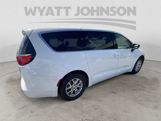 Used 2024 Chrysler Voyager LX image 10