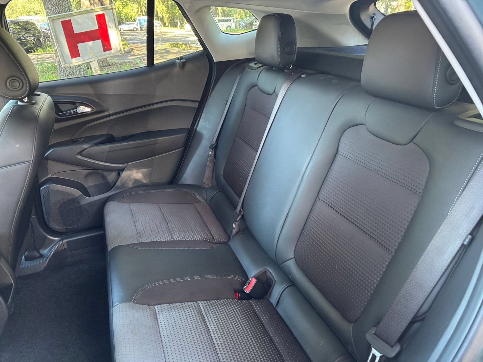 Used 2025 Chevrolet Trax LT FWD image 36