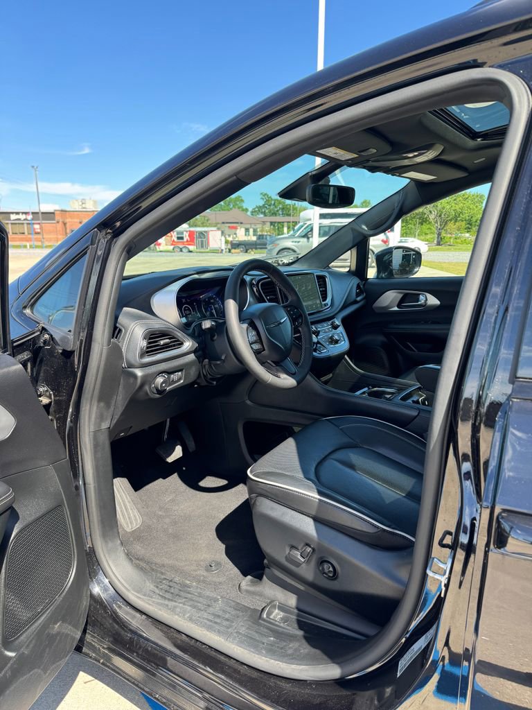 Used 2025 Chrysler Pacifica Limited image 10