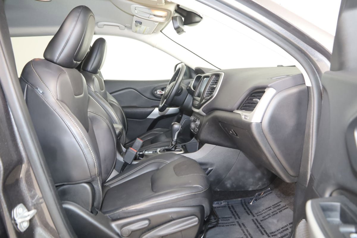 Used 2018 Jeep Cherokee Latitude Plus w/ Cold Weather Group FWD image 11