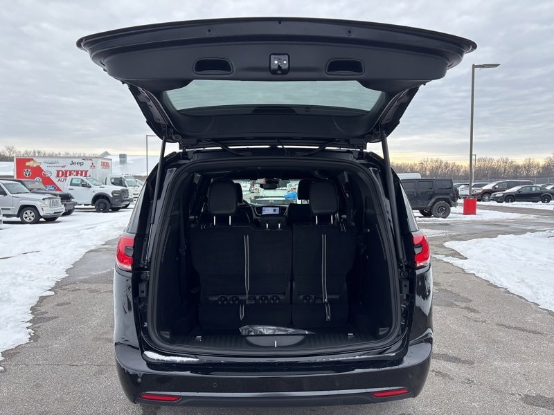 New 2026 Chrysler Pacifica Select w/ S Appearance Package image 9
