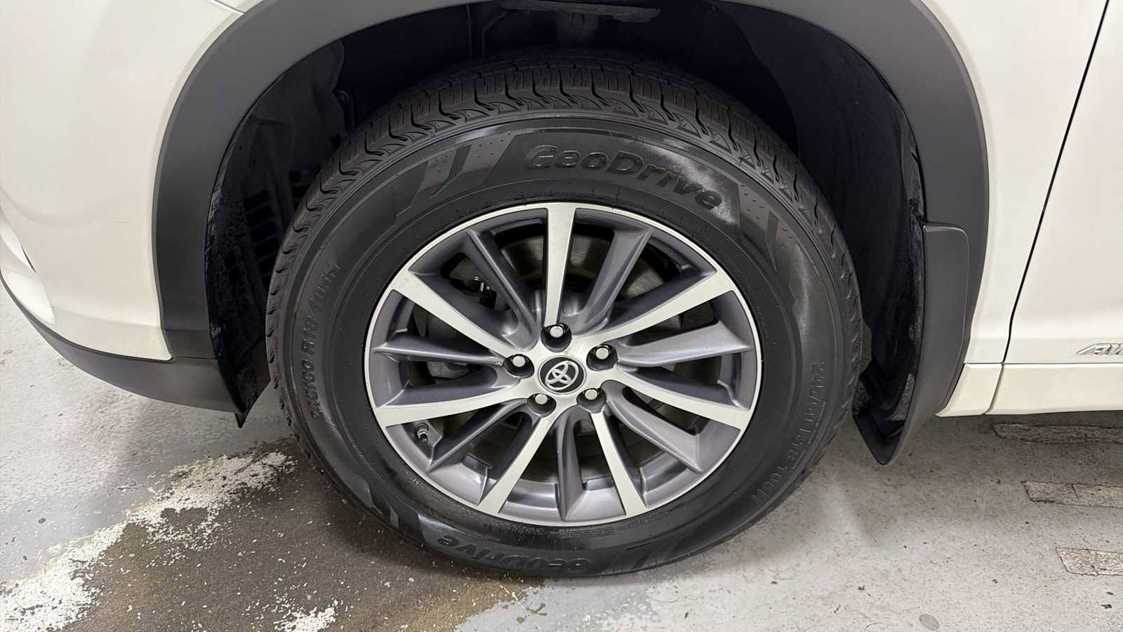 Certified 2017 Toyota Highlander XLE AWD/4WD image 10