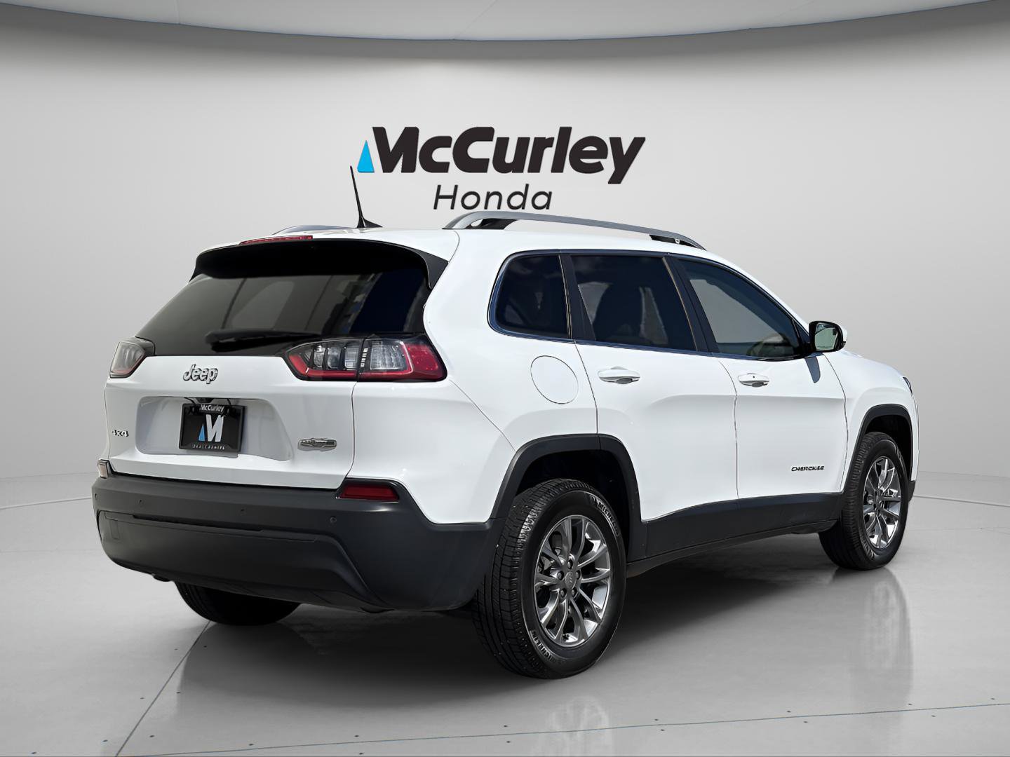 Used 2020 Jeep Cherokee Latitude Plus w/ Cold Weather Group AWD/4WD image 3