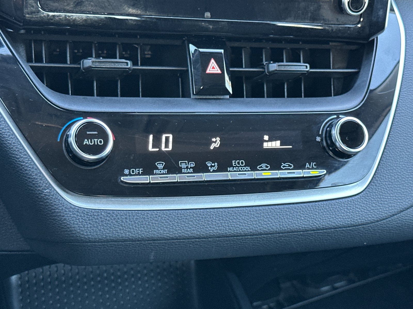 Used 2020 Toyota Corolla LE FWD image 19