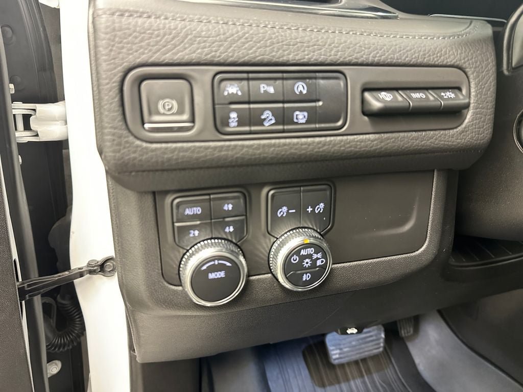 Used 2023 GMC Yukon Denali AWD/4WD image 17