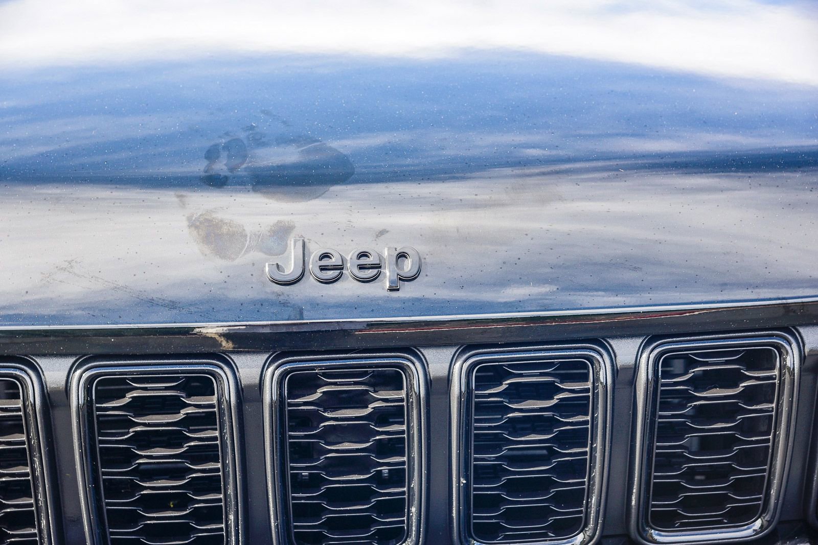 Used 2023 Jeep Grand Cherokee Limited w/ Black Appearance Package image 13