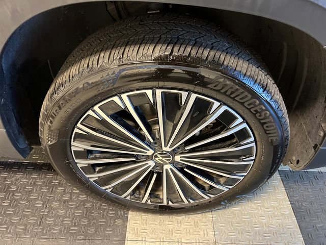 Certified 2025 Volkswagen Taos SE image 9