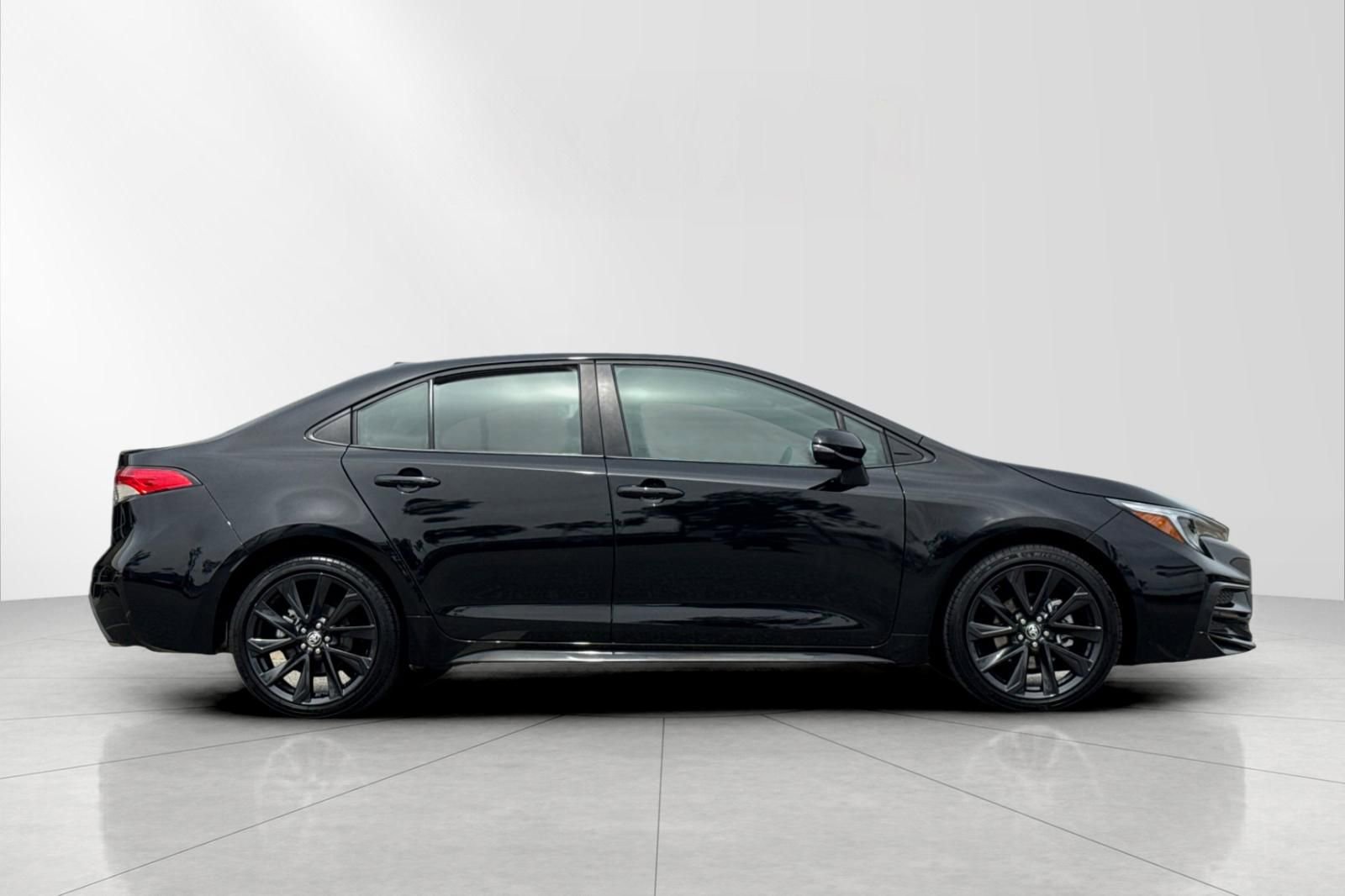 Used 2025 Toyota Corolla SE w/ Convenience Package image 3