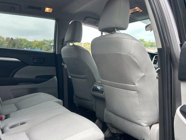 Used 2019 Toyota Highlander LE AWD/4WD image 28