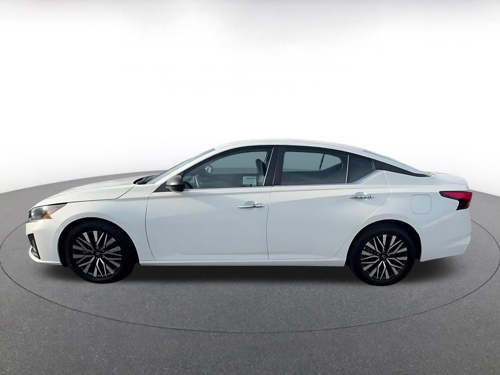 Used 2025 Nissan Altima 2.5 SV image 9