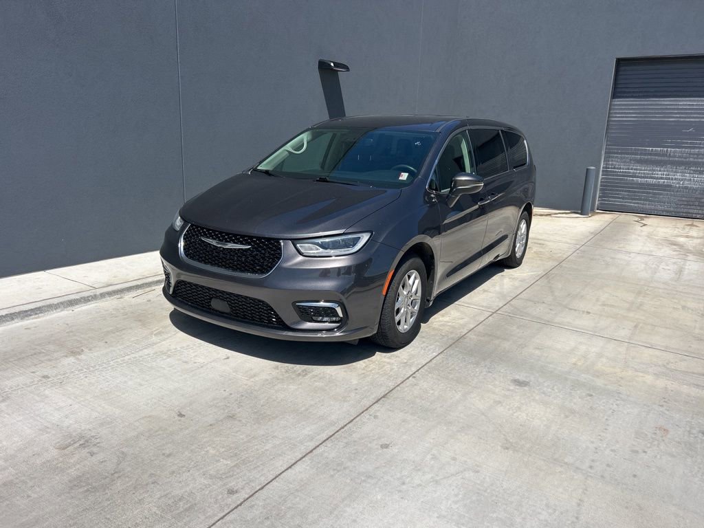 Used 2023 Chrysler Pacifica Touring-L image 1