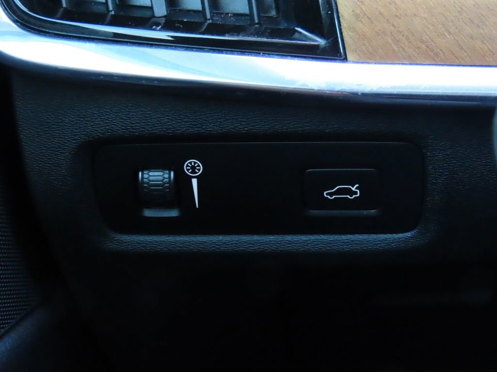 Used 2022 Volvo S90 B6 Momentum image 38