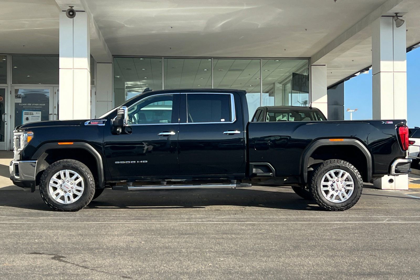 Used 2023 GMC Sierra 3500 SLT w/ SLT Premium Package image 7