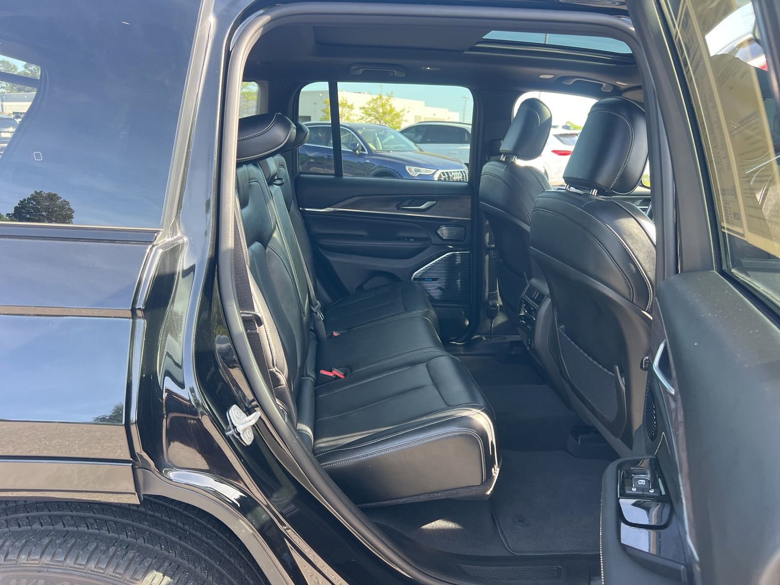 Used 2022 Jeep Grand Cherokee Overland w/ MOPAR Finishing Package image 43