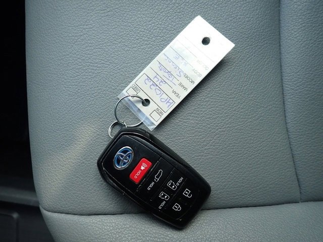 Used 2024 Toyota Sienna XLE image 30