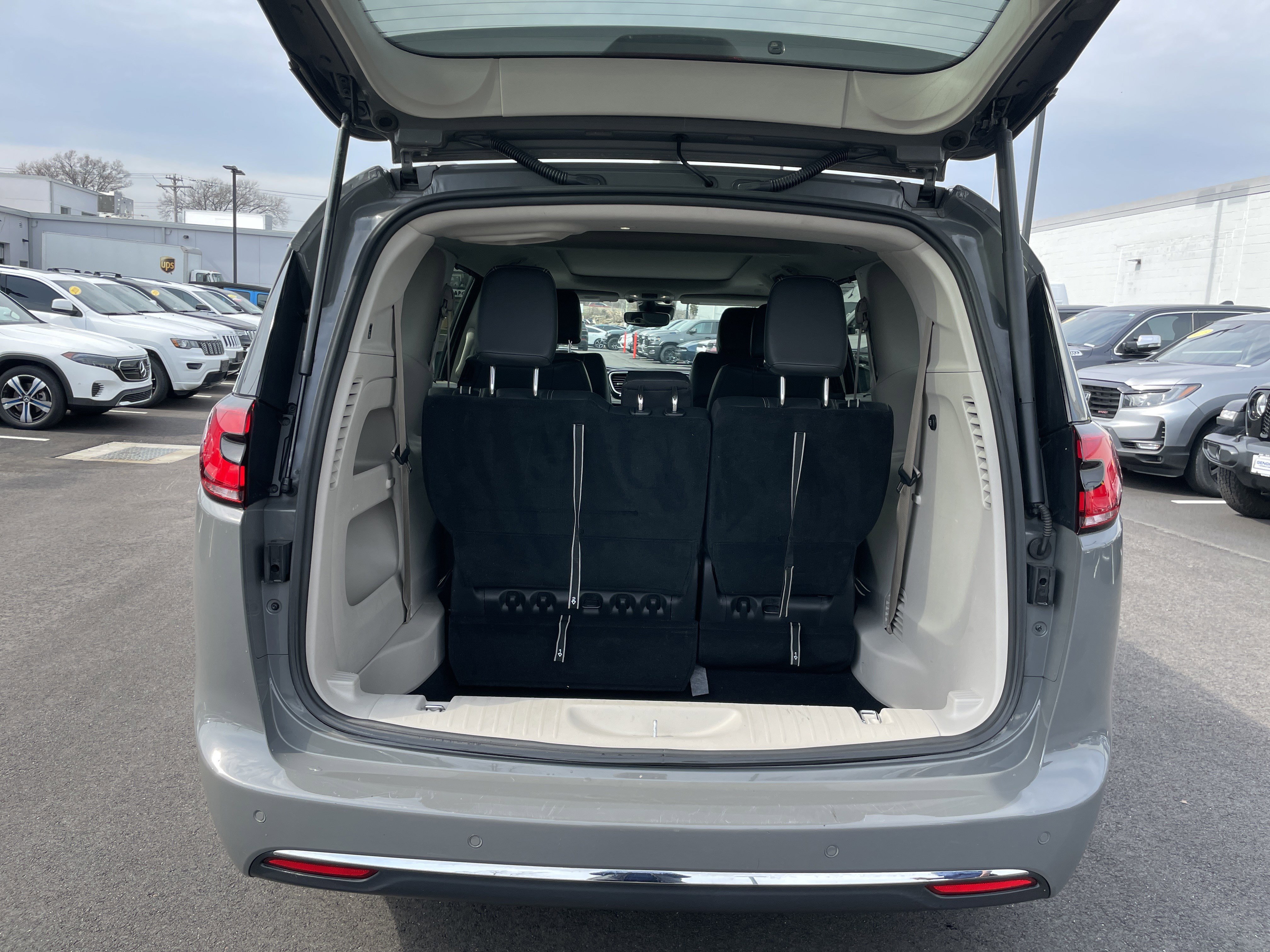 Used 2022 Chrysler Pacifica Touring-L image 20