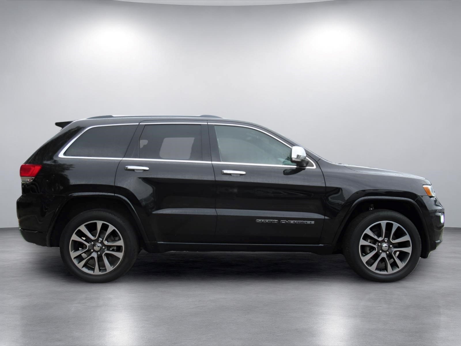 Used 2017 Jeep Grand Cherokee Overland AWD/4WD image 2