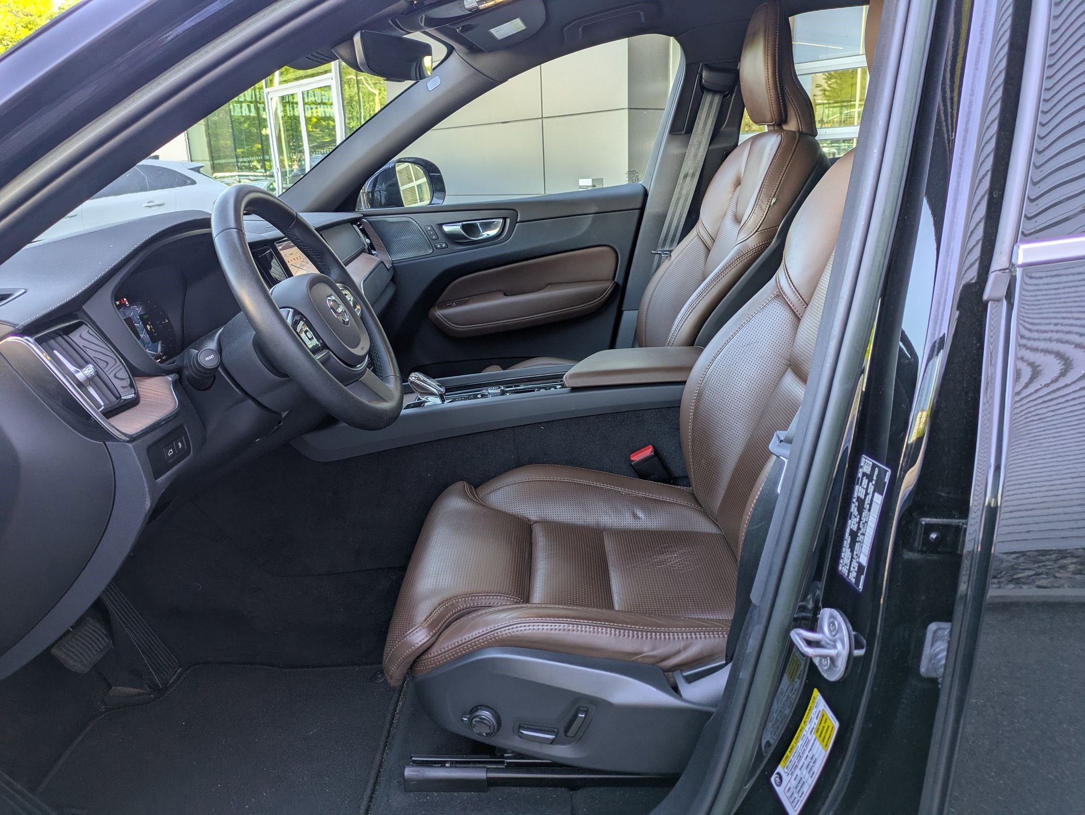 Used 2023 Volvo XC60 T8 Ultimate w/ Climate Package AWD/4WD image 15