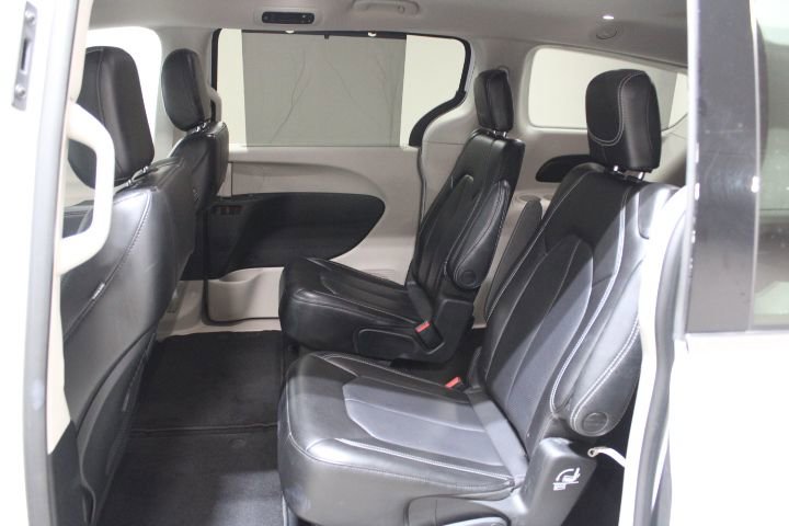 Used 2023 Chrysler Pacifica Touring-L image 21