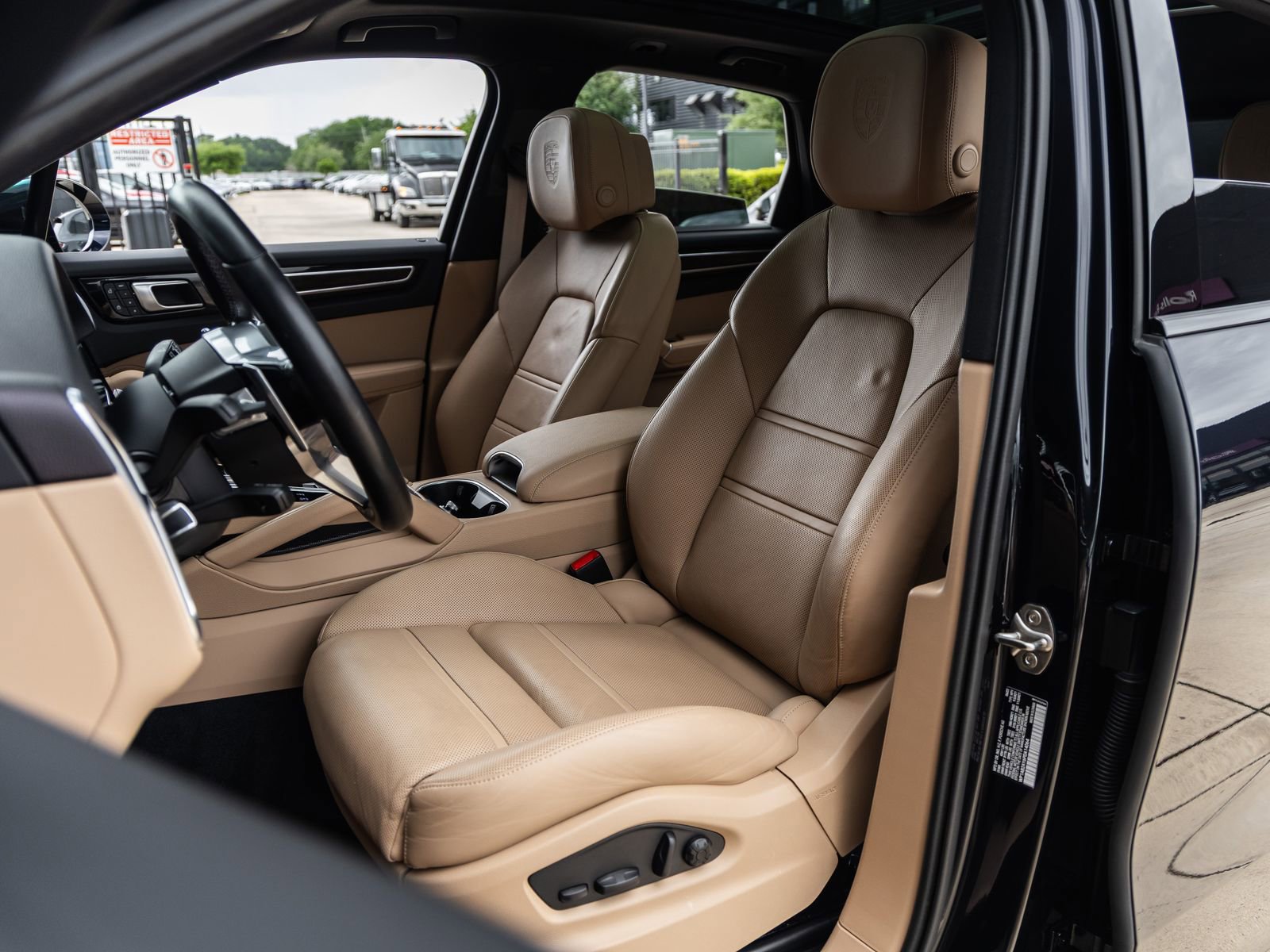 Certified 2023 Porsche Cayenne S Platinum image 5