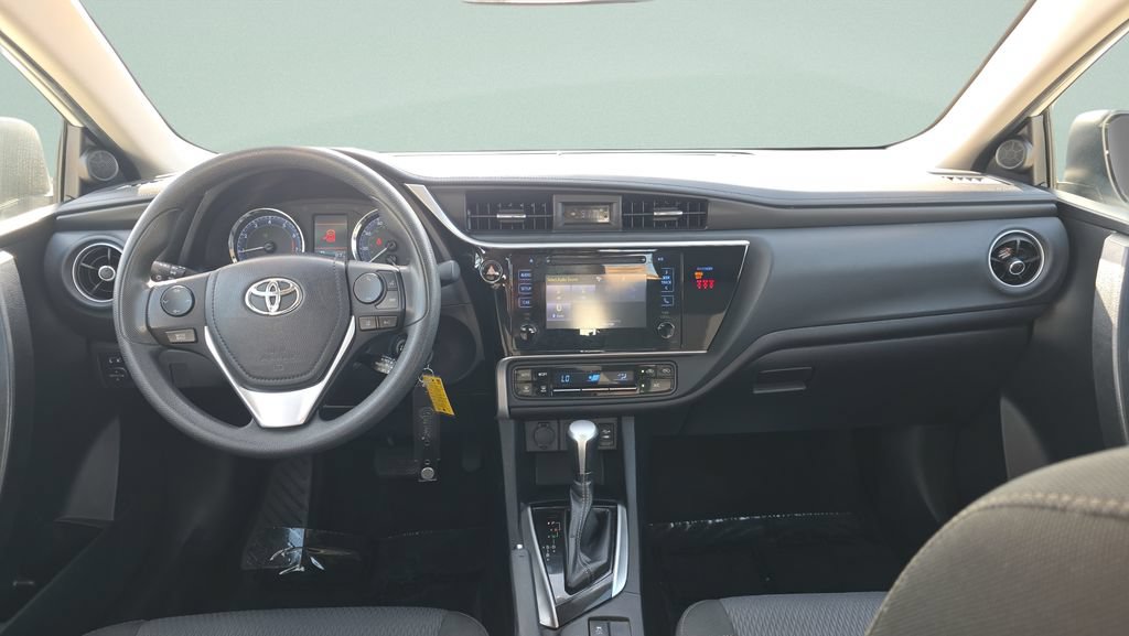 Used 2018 Toyota Corolla LE FWD image 11