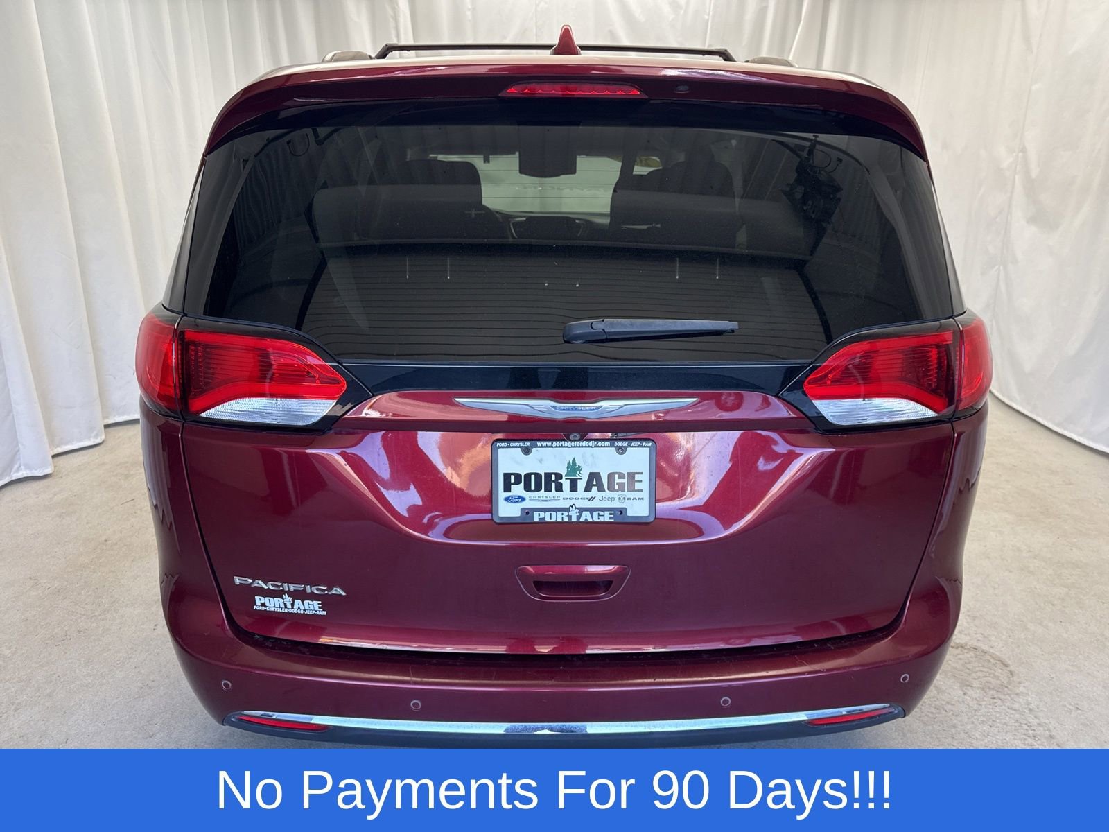 Used 2018 Chrysler Pacifica Touring Plus w/ Tire & Wheel Group image 4