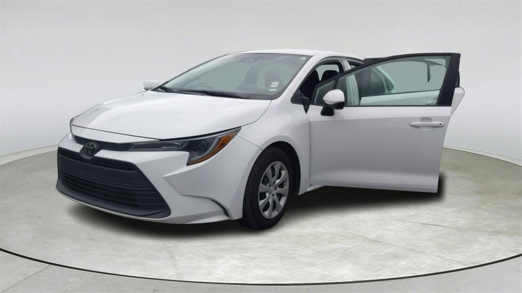 Used 2024 Toyota Corolla LE image 9
