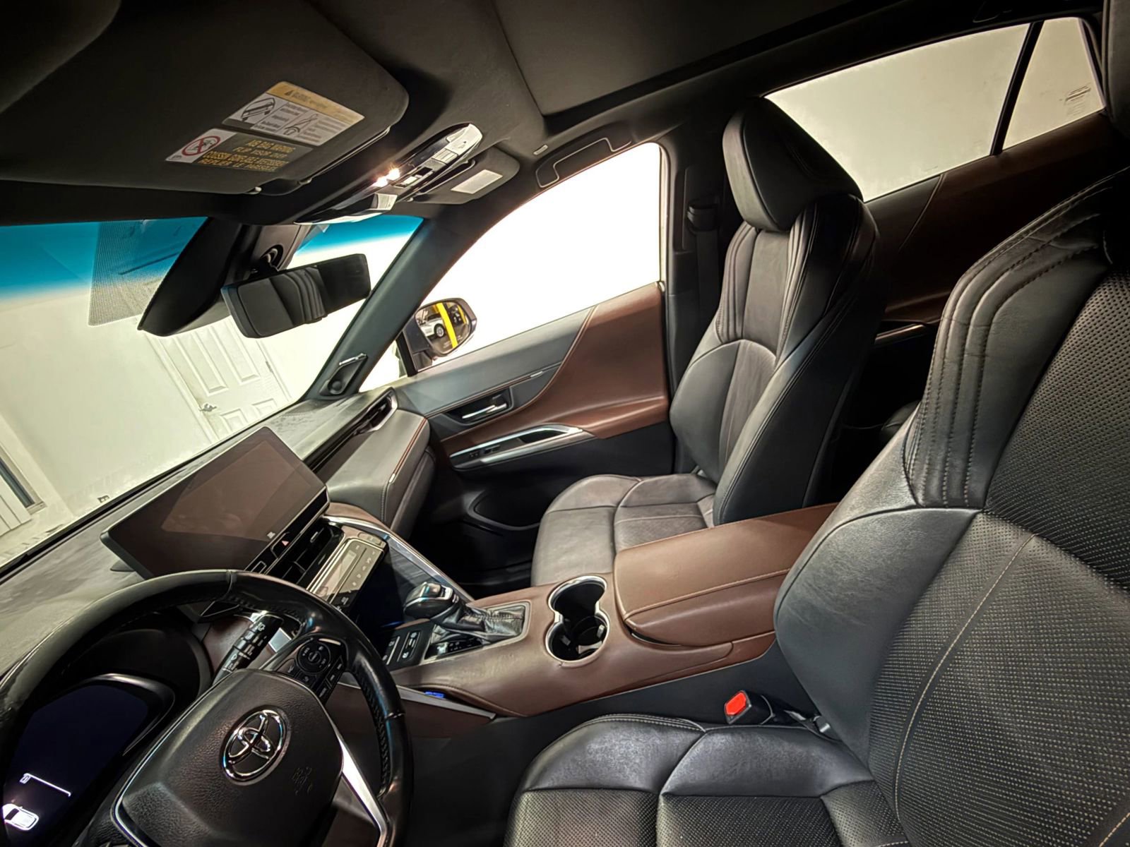 Used 2023 Toyota Venza Limited image 16