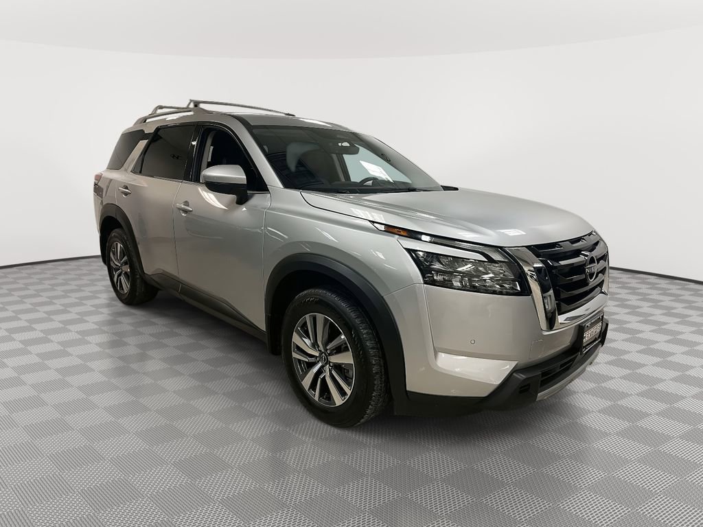 Used 2025 Nissan Pathfinder SL AWD/4WD image 2