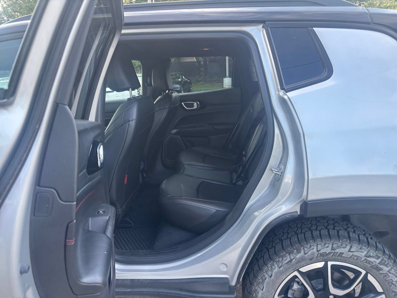 Used 2025 Jeep Compass Trailhawk AWD/4WD image 24