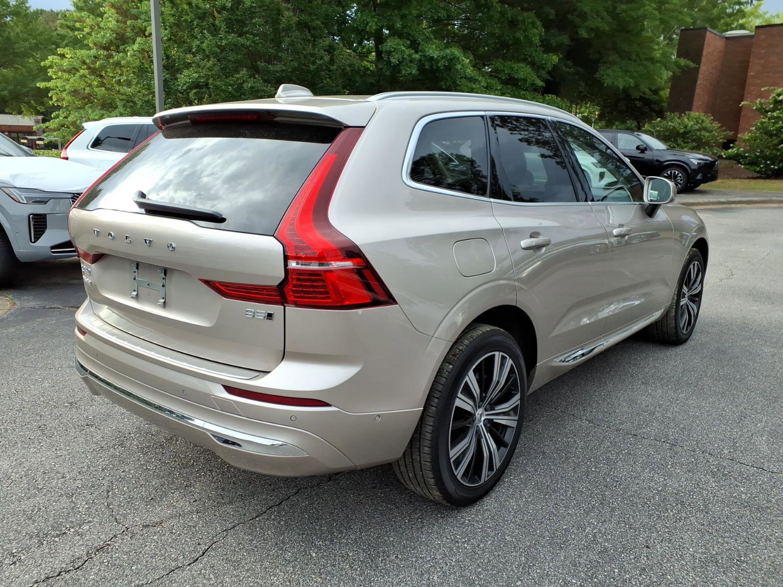 Used 2023 Volvo XC60 B5 Plus w/ Climate Package AWD/4WD image 3