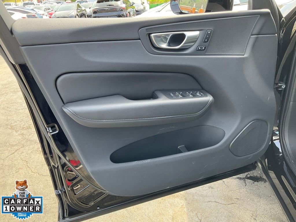 Used 2025 Volvo XC60 B5 Plus image 23