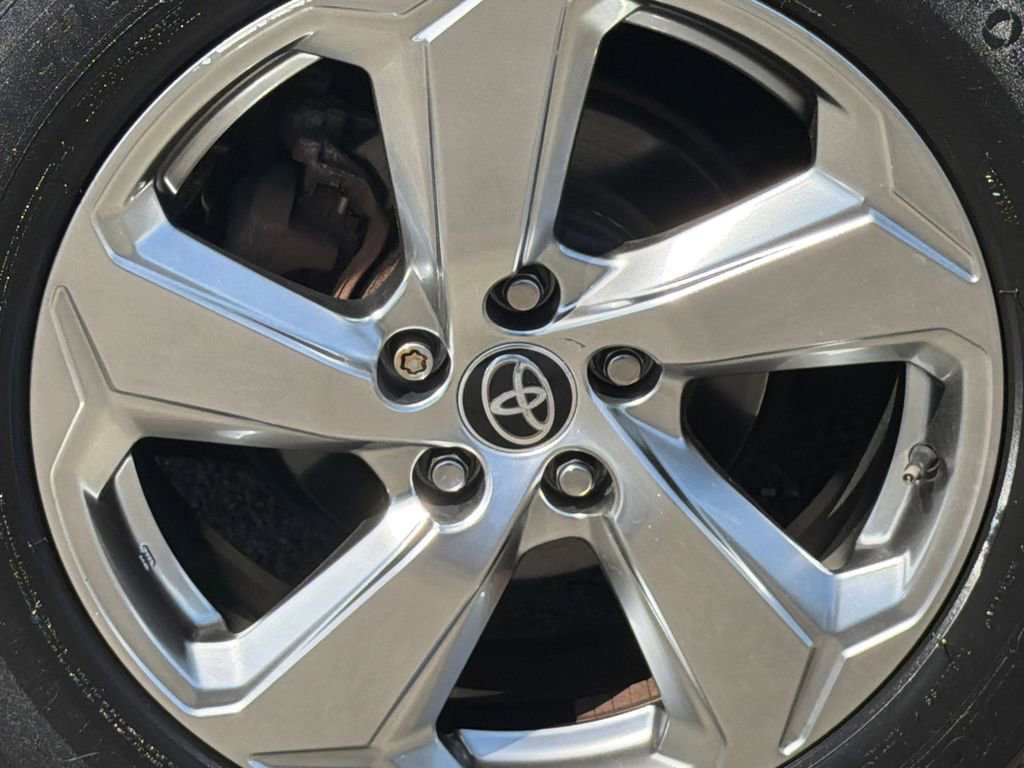 Used 2021 Toyota RAV4 XLE Premium image 6