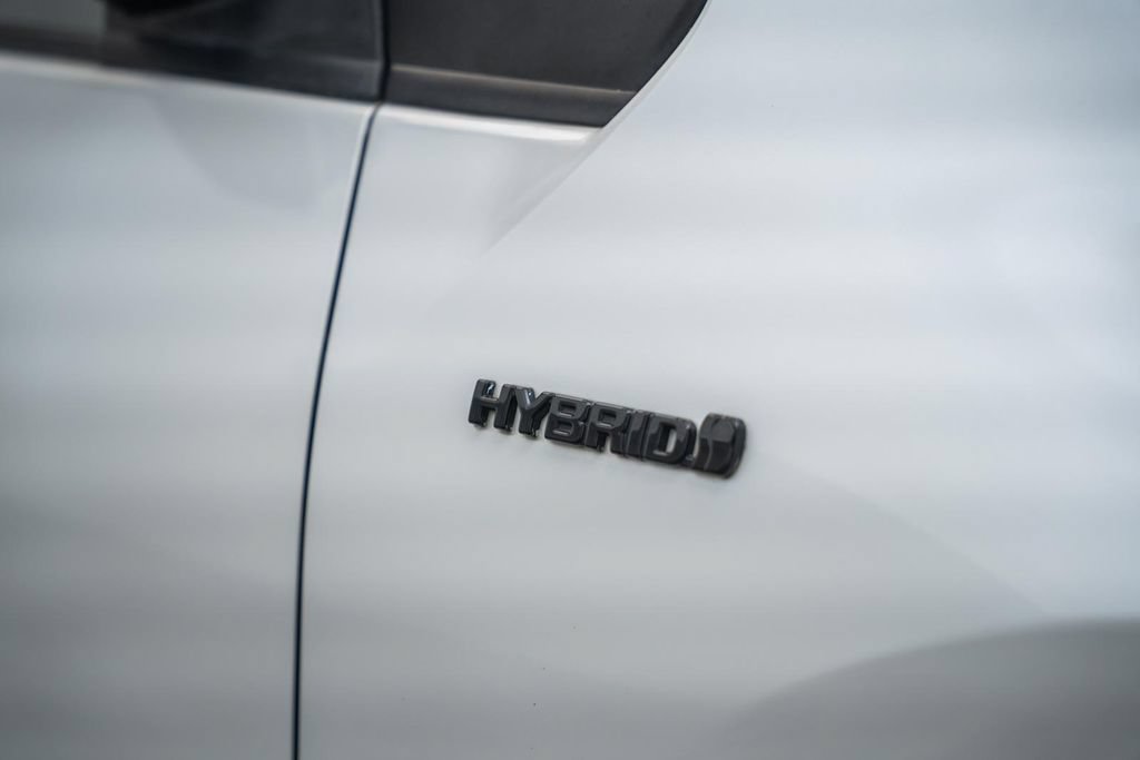 Certified 2021 Toyota Prius FWD image 16