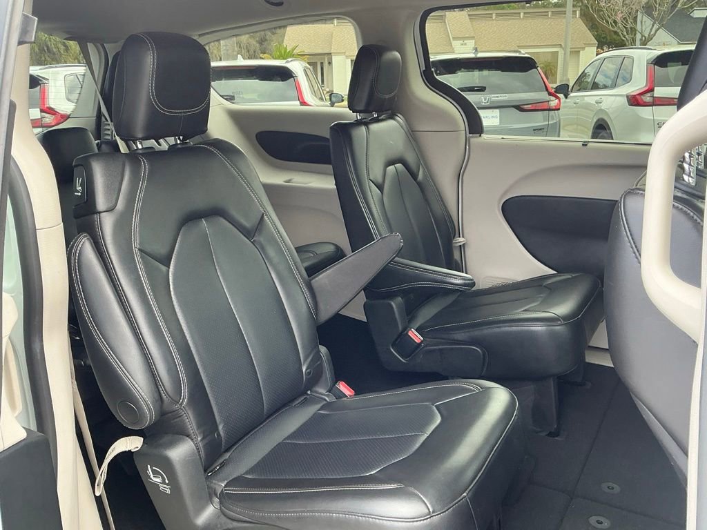 Used 2023 Chrysler Pacifica Touring-L image 19