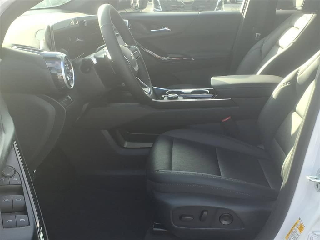 New 2027 Chevrolet Equinox LT w/ Convenience Package II FWD image 16