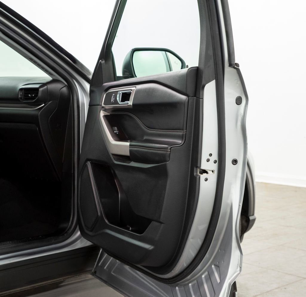 Used 2022 Ford Explorer XLT AWD/4WD image 16