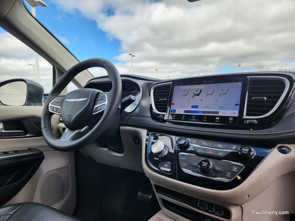 Used 2022 Chrysler Pacifica Touring-L FWD image 44